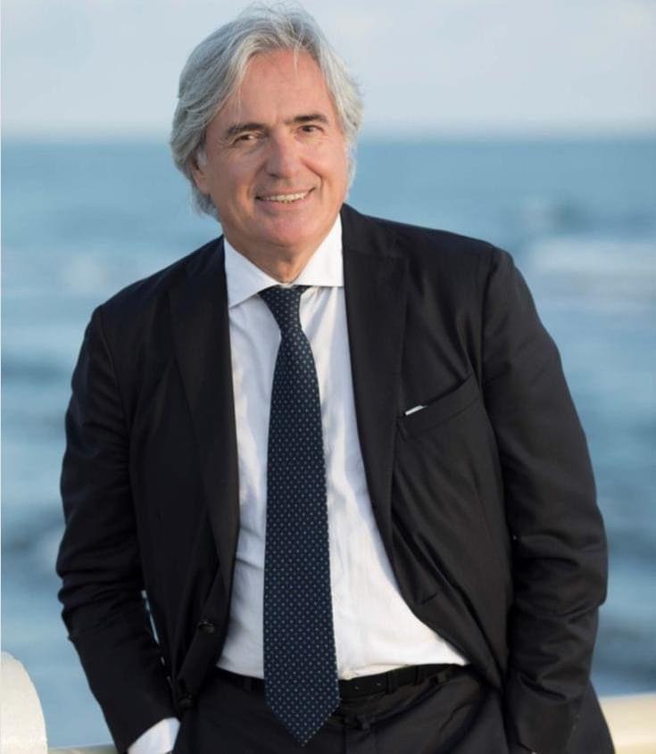 Umberto Buratti è stato sindaco di Forte dei Marmi dal 2007 al 2017, è deputato del Pd dal settembre del 2018 quando subentrò a David Ermini eletto nel Consiglio superiore della magistratura
