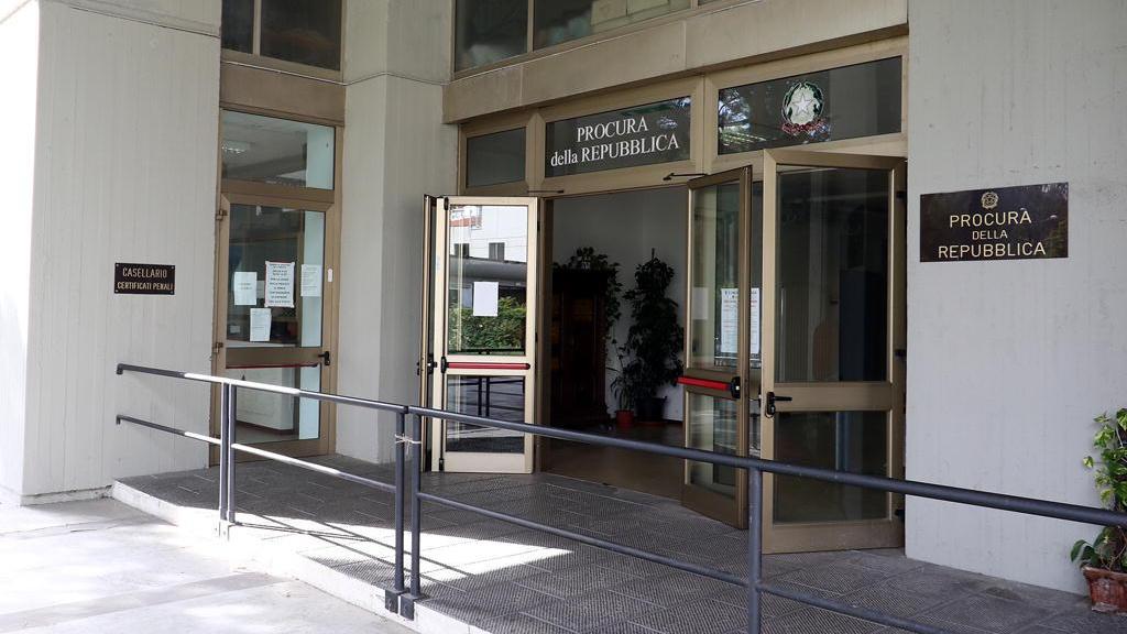 L’ingresso della Procura della Repubblica presso il Tribunale di Massa