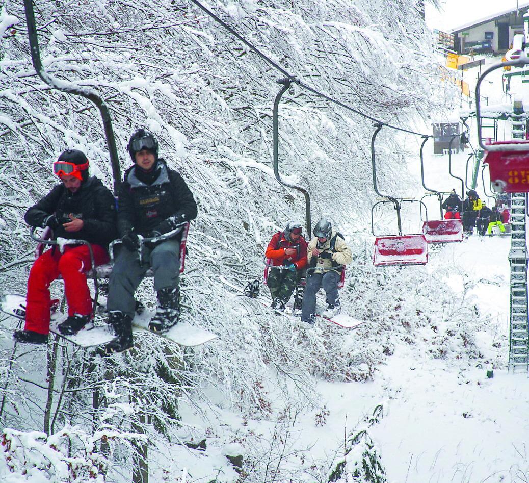 Neve all'Abetone, la stagione prosegue fino ad aprile 