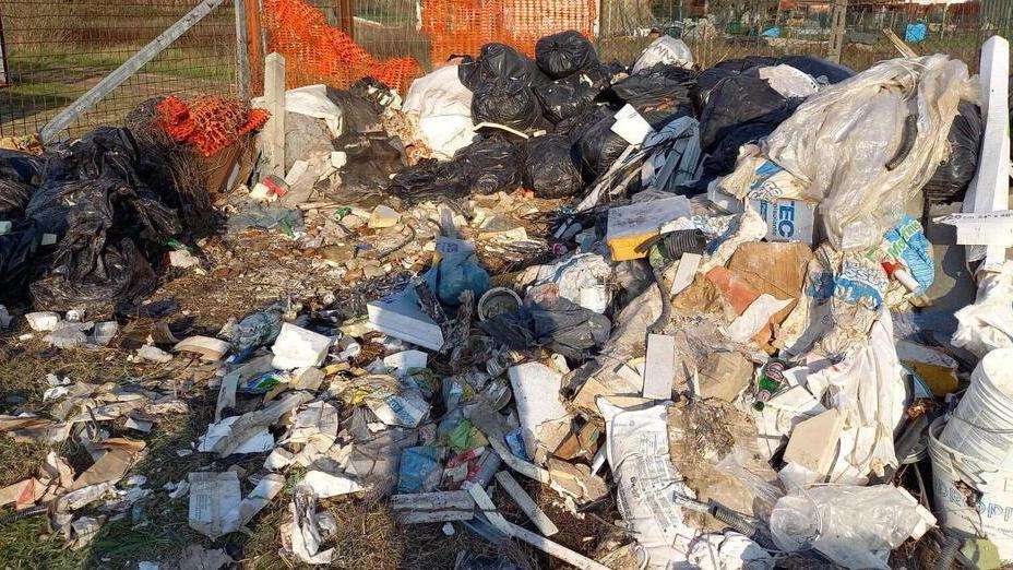 Rifiuti di ogni genere nella discarica abusiva sequestrata dalla Polizia provinciale