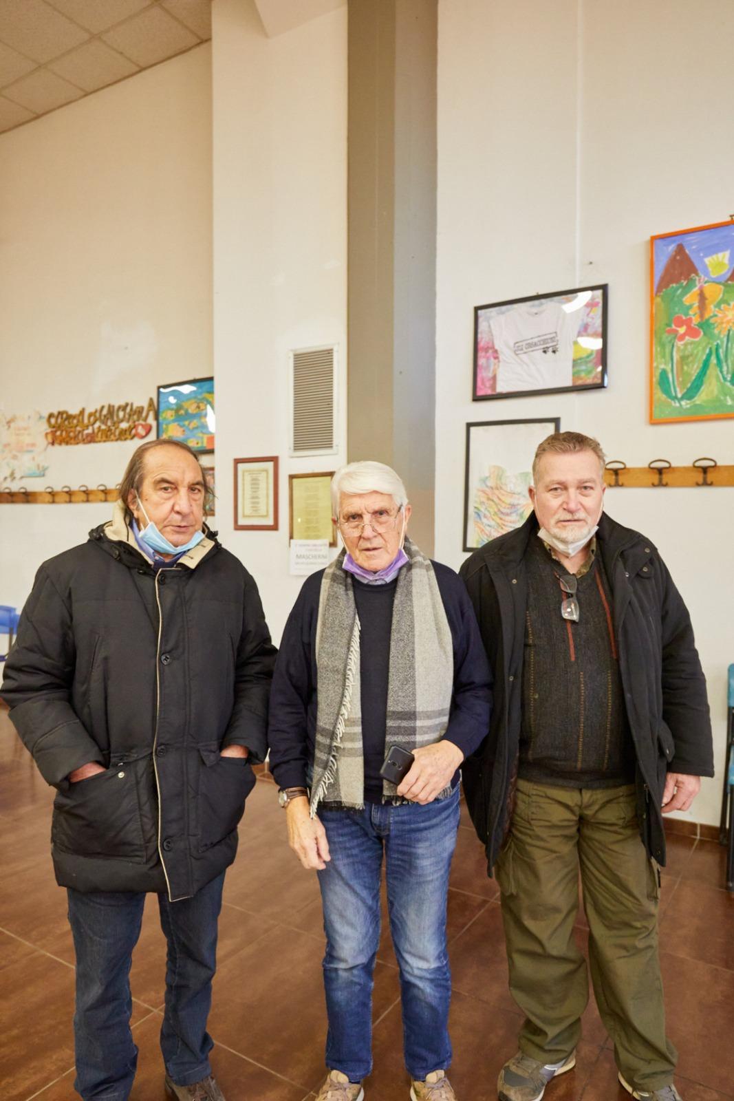 Il presidente del circolo Donatello Rosati (al centro) insieme a due volontari (Foto Sestini)
