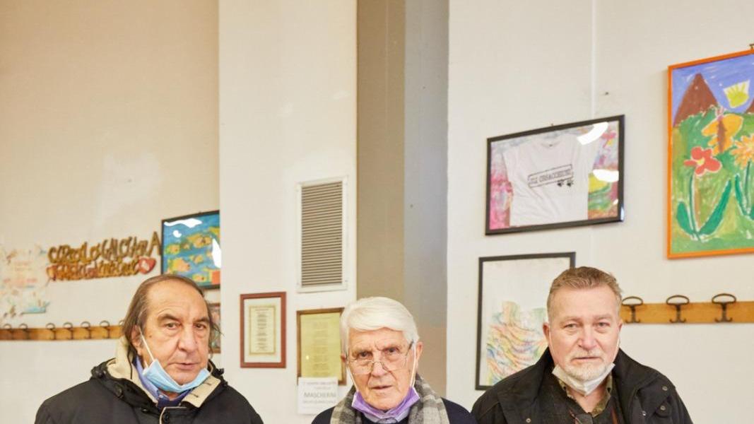 Il presidente del circolo Donatello Rosati (al centro) insieme a due volontari (Foto Sestini)