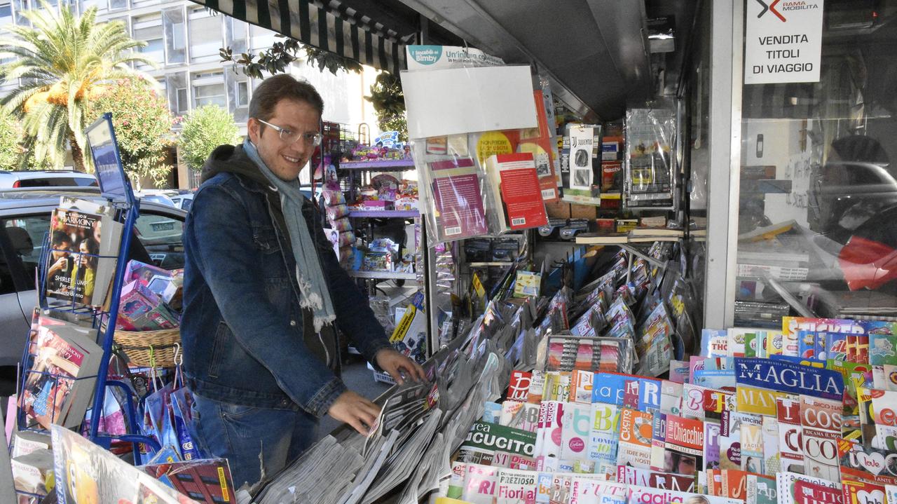 Michele Scuffiotti nella sua edicola di via Roma