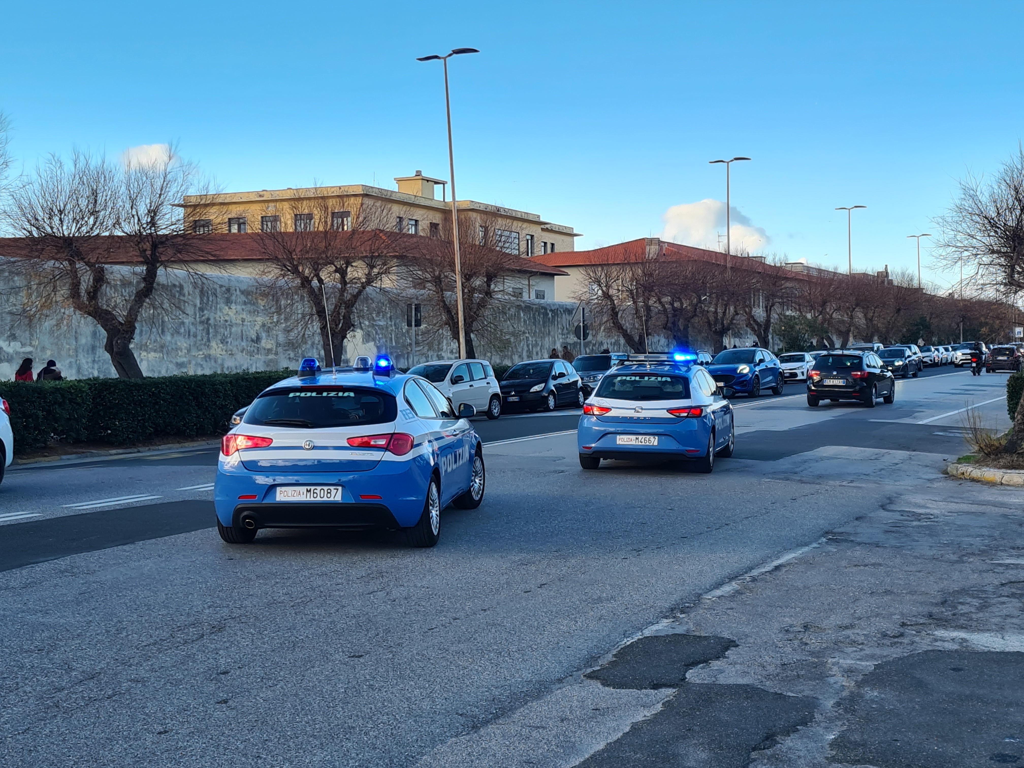 Prima litiga con la ex, poi si scaglia contro i poliziotti: arrestato 