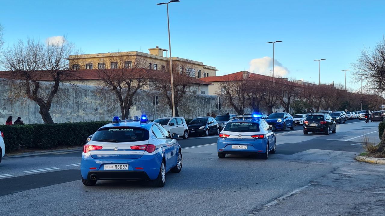 Prima litiga con la ex, poi si scaglia contro i poliziotti: arrestato