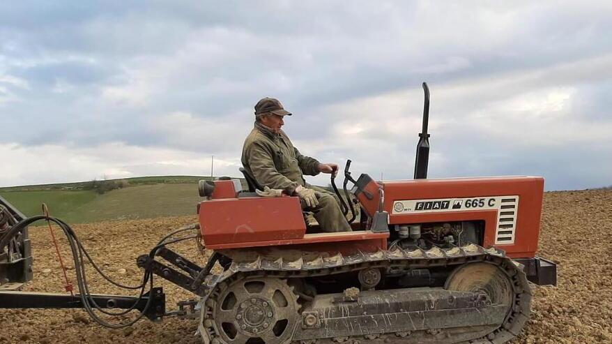 Giuliano Vergari, agricoltore e allevatore di Pereta, nel comune di Magliano in Toscana, sul suo trattore