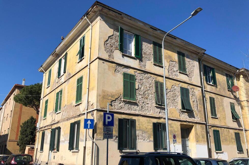 Il palazzo Casalp all’angolo tra via Colombo e via Marco Polo cade a pezzi pure sul retro, dalla parte degli stanzini