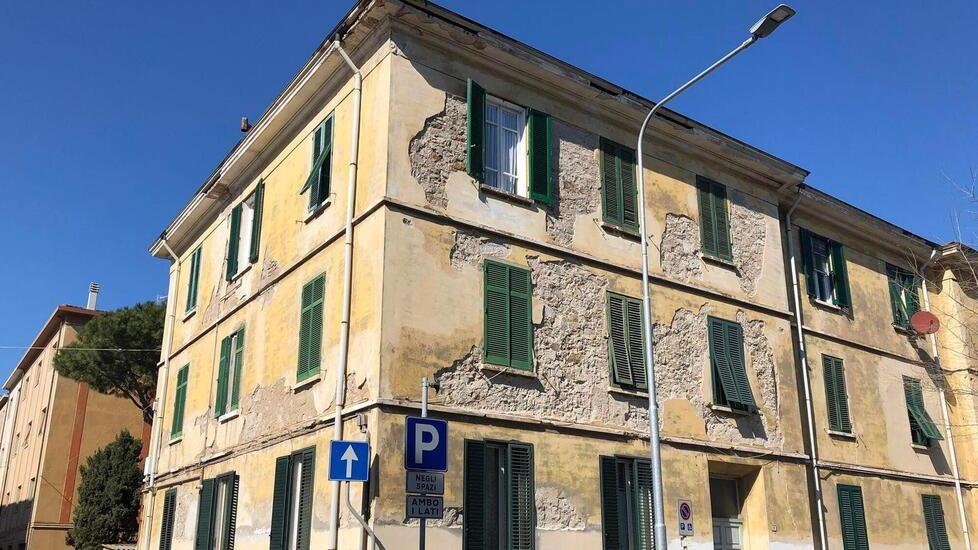 Il palazzo Casalp all’angolo tra via Colombo e via Marco Polo cade a pezzi pure sul retro, dalla parte degli stanzini