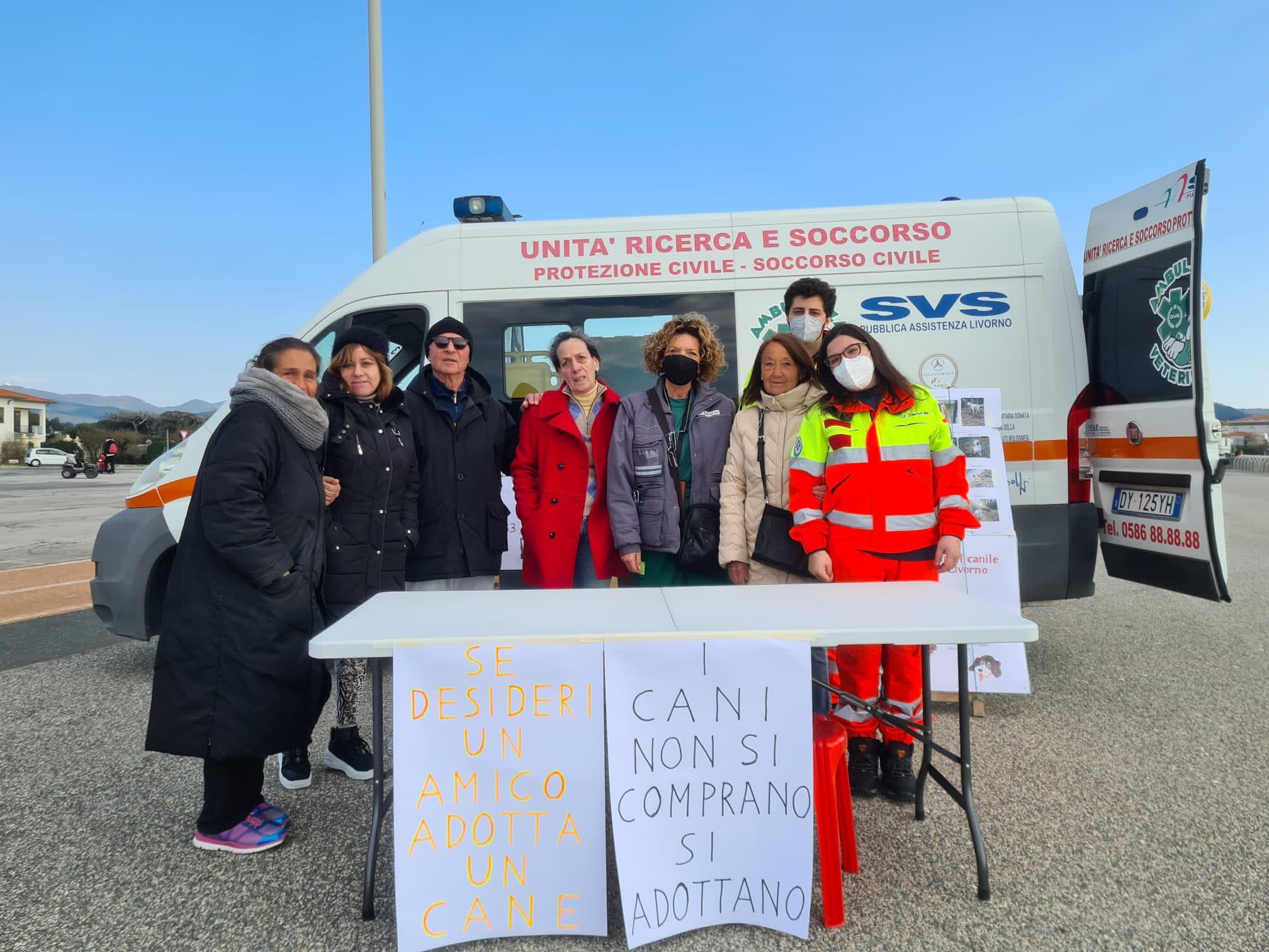 Alla Rotonda per promuovere l'adozione degli amici a 4 zampe ospitati al canile comunale di Livorno