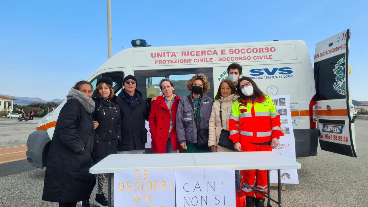Alla Rotonda per promuovere l'adozione degli amici a 4 zampe ospitati al canile comunale di Livorno