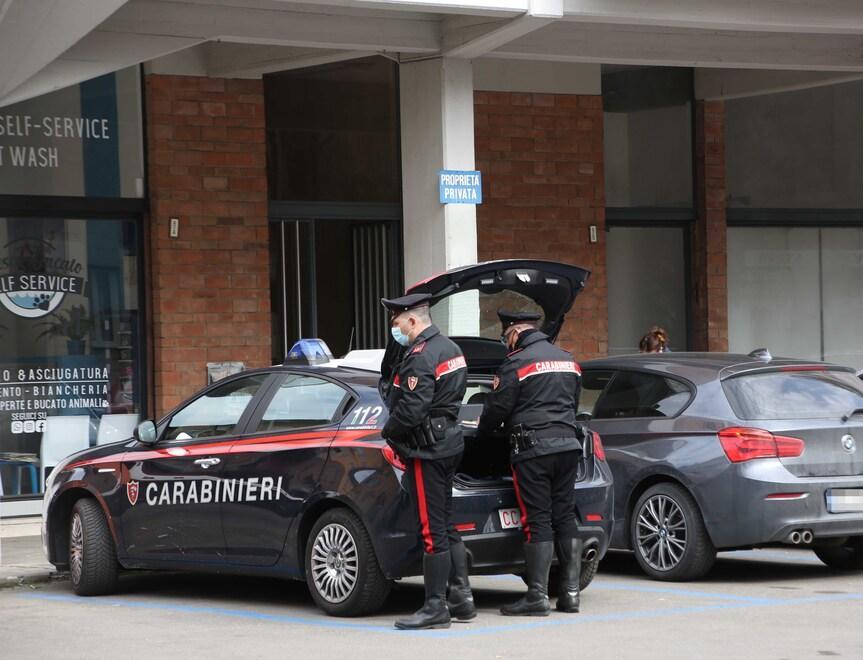 Furti a raffica in due palazzi di via Codro: banda di ladri prende di mira 24 cantine 