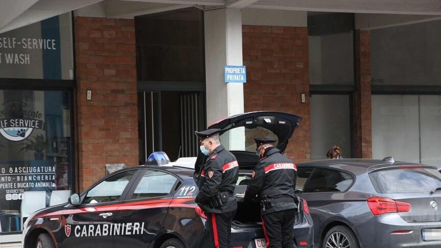 Furti a raffica in due palazzi di via Codro: banda di ladri prende di mira 24 cantine