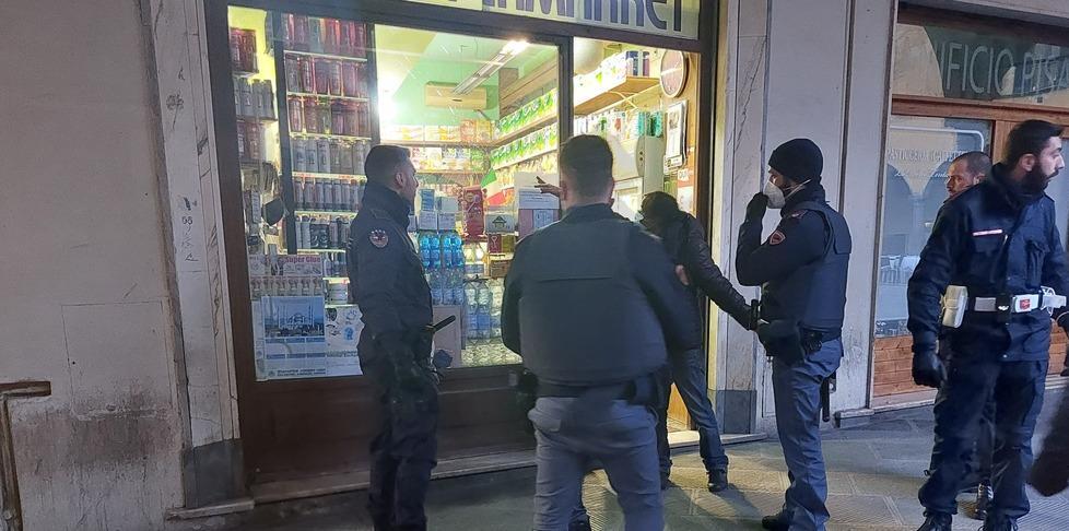 Pisa, spacca la vetrina con il machete perché non vuole pagare la spesa