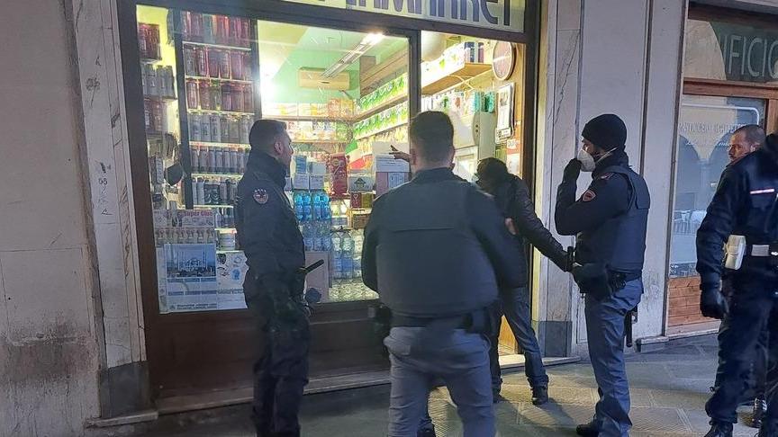 Pisa, spacca la vetrina con il machete perché non vuole pagare la spesa