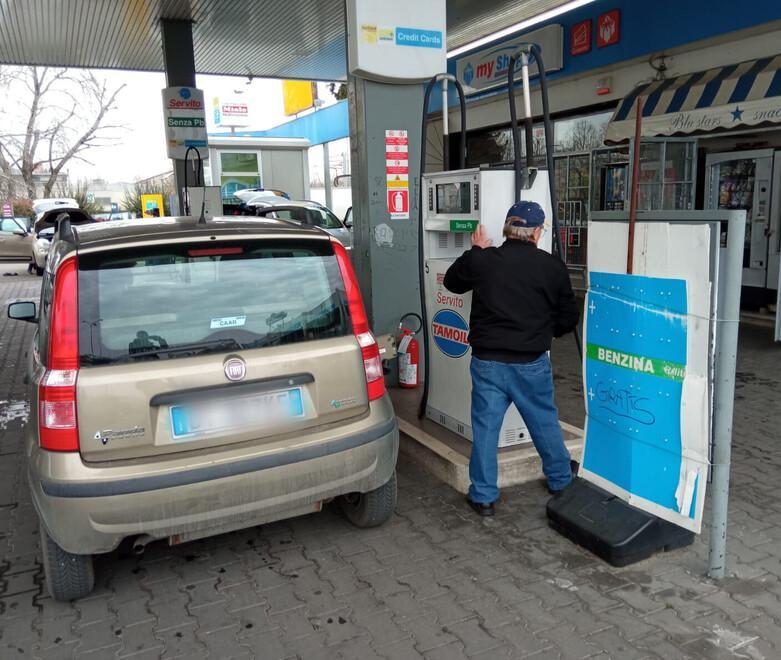 Benzina a 2 euro e diesel alle stelle. La settimana nera ai distributori di Modena