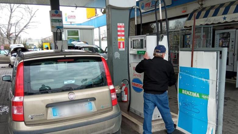 Benzina a 2 euro e diesel alle stelle. La settimana nera ai distributori di Modena