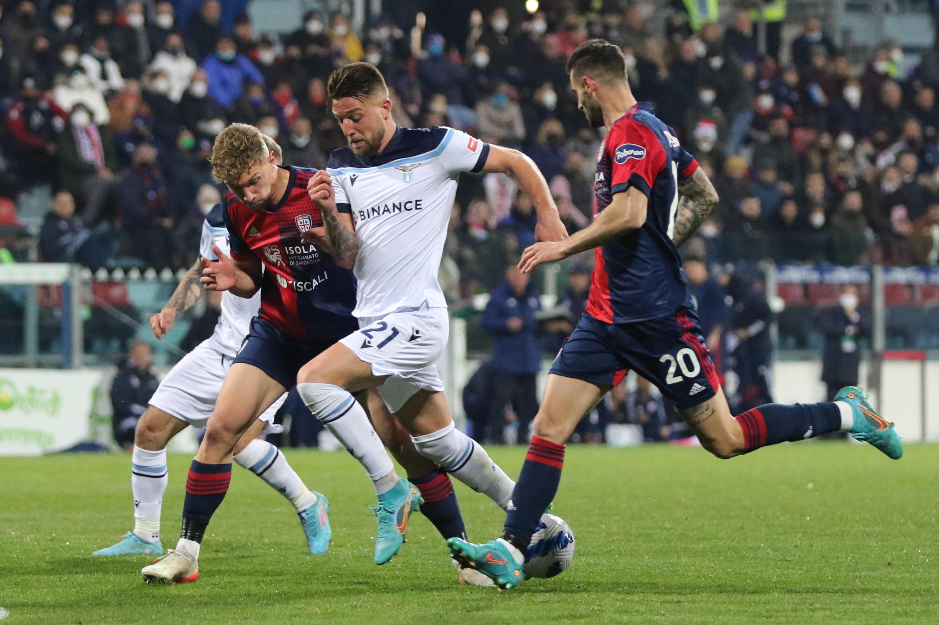 Lovato e Pereiro cercano di contrastare Milinkovic Savic