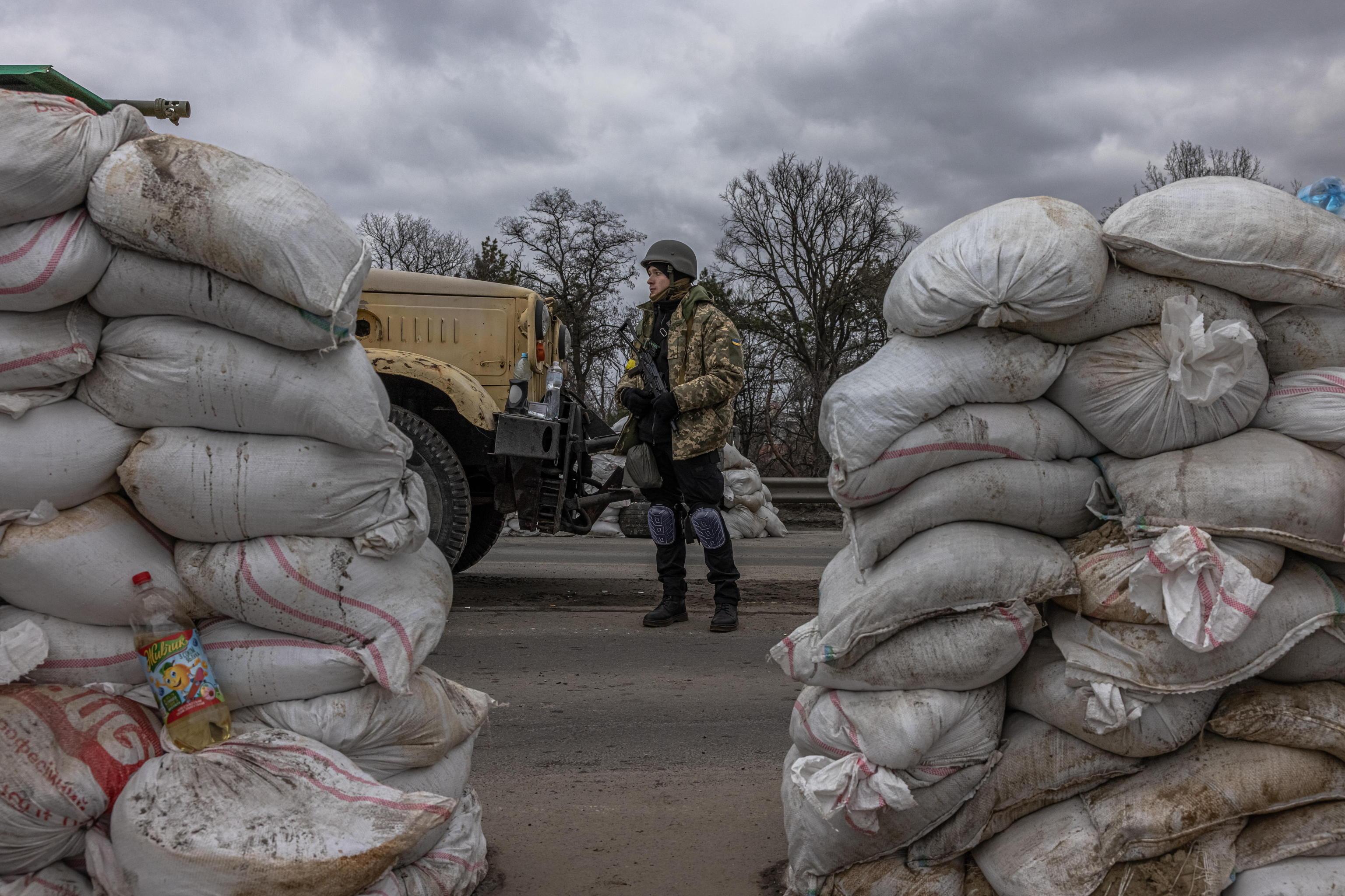 La situazione in Ucraina è fuori controllo: sono sempre di più le persone che scappano dalla guerra (Foto Ansa)