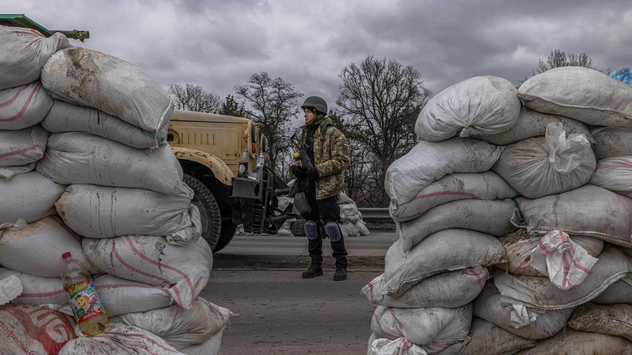 La situazione in Ucraina è fuori controllo: sono sempre di più le persone che scappano dalla guerra (Foto Ansa)