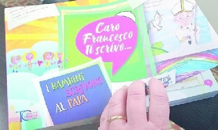 Il libro che raccoglie le letterine dei bimbi toscani a Papa Francesco
