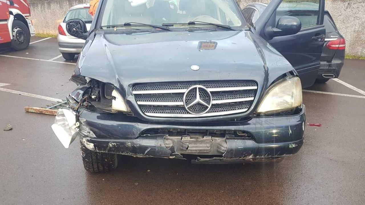 Mercedes abbatte ringhiera e atterra su due auto 