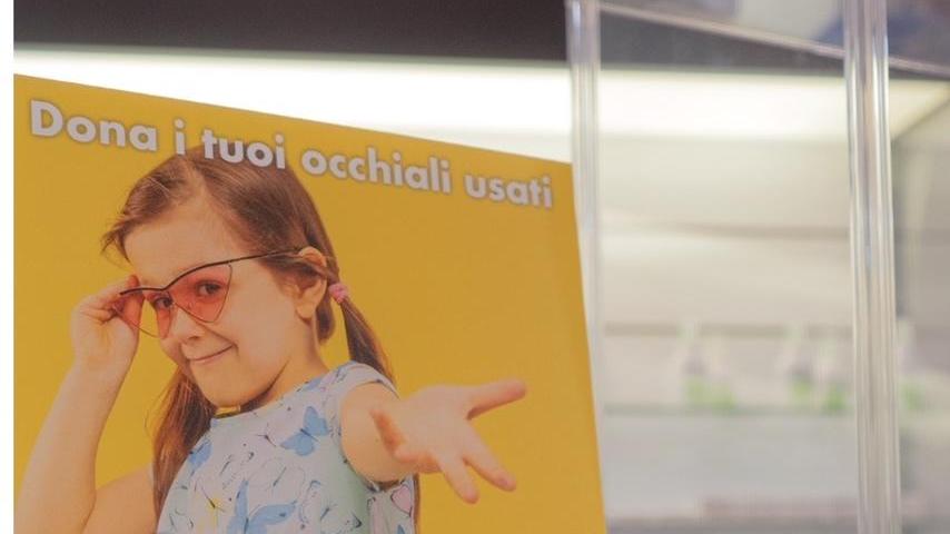 Gli occhiali usati per ridare la vista al mondo
