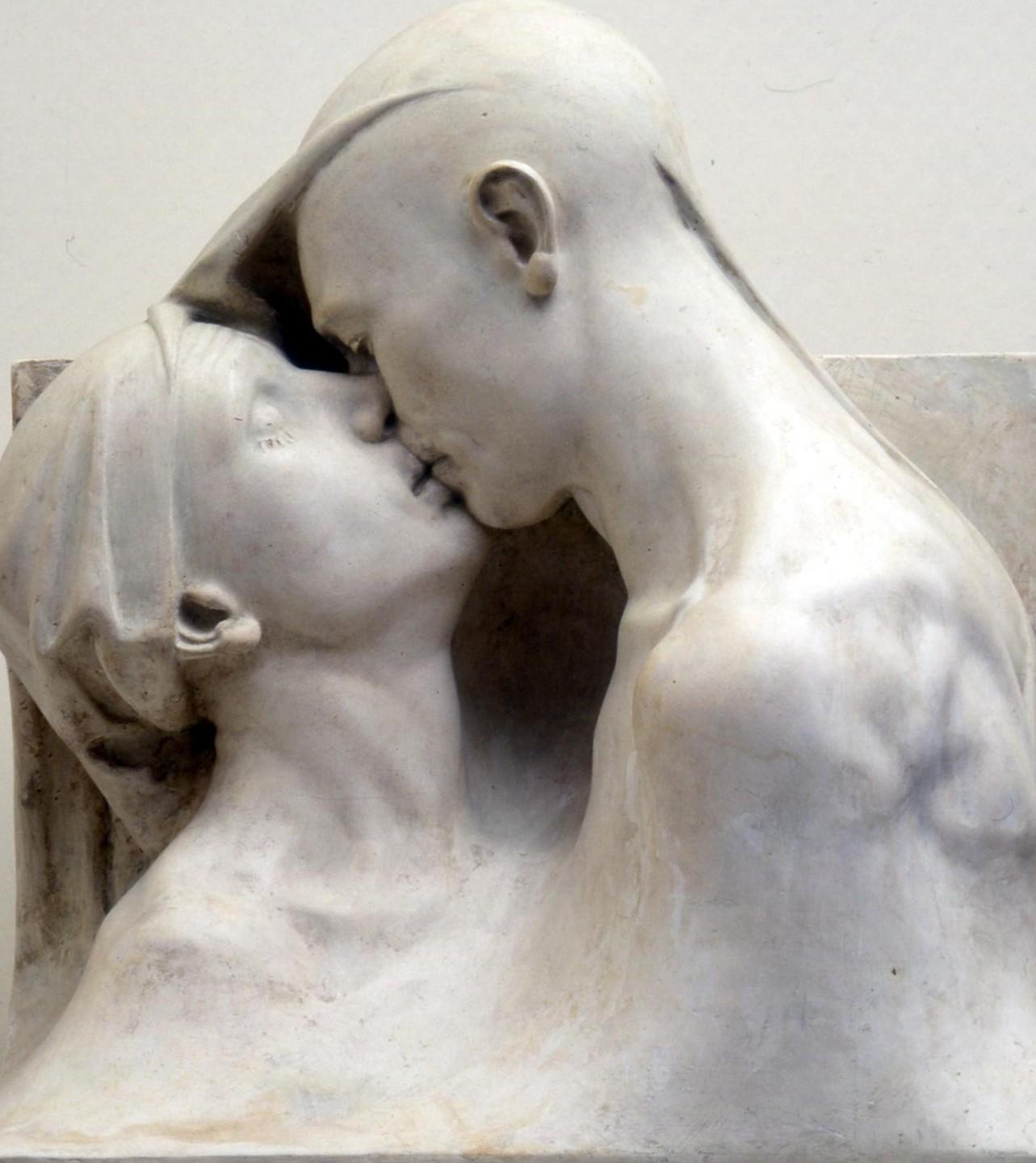 Bacia la ragazza sbagliata 22enne finisce a processo 