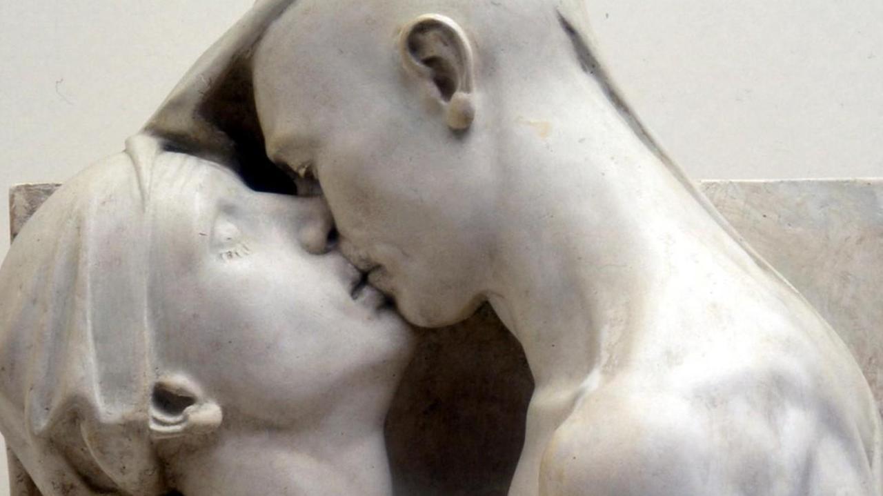 Bacia la ragazza sbagliata 22enne finisce a processo