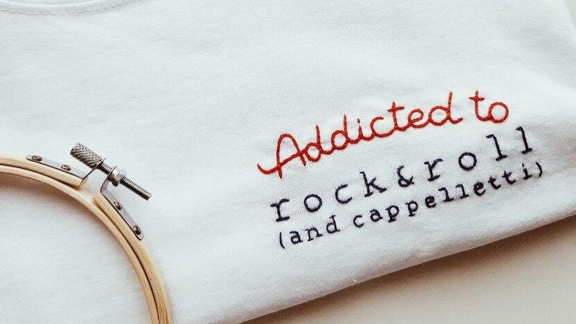 Novi. «Dio te stradora»: la saggezza modenese ricamata sulle t-shirt di Elisa Francescon