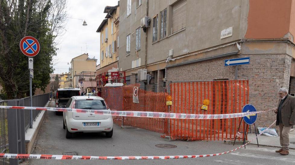 Modena. Giovane trovato morto, via Forciroli alla Madonnina chiusa e quartiere sotto shock