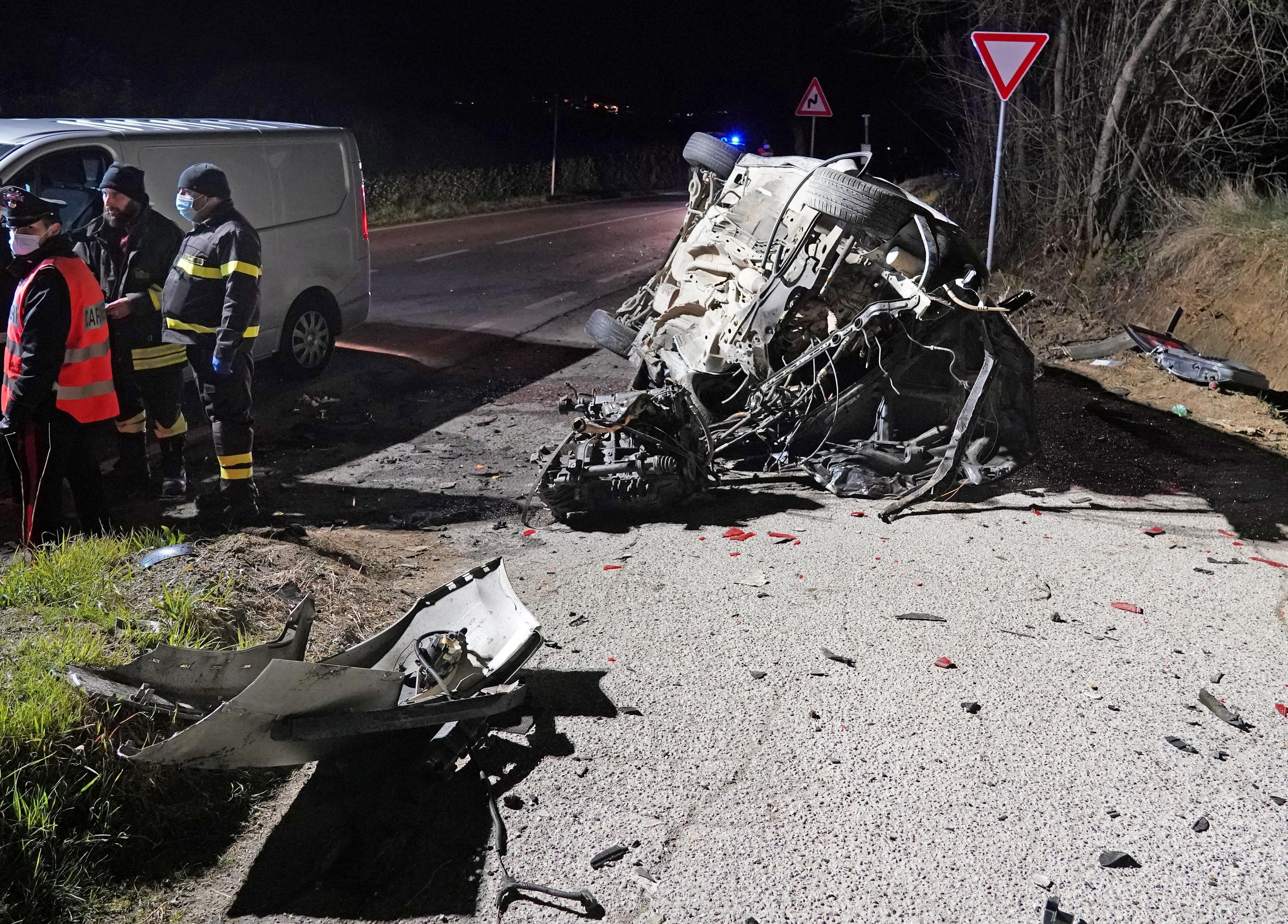 L'auto dopo lo schianto mortale (foto Franco Silvi)