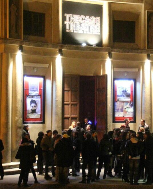 Ragazzi all'ingresso del The Cage