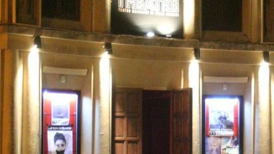 Ragazzi all'ingresso del The Cage