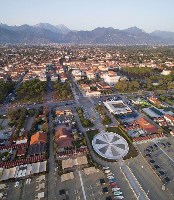 Una veduta di Forte dei Marmi dall'alto