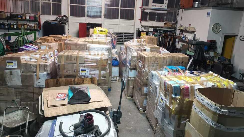 Generi di prima necessità raccolti in via dell’Artigianato prima di essere spediti verso la frontiera con l’Ucraina