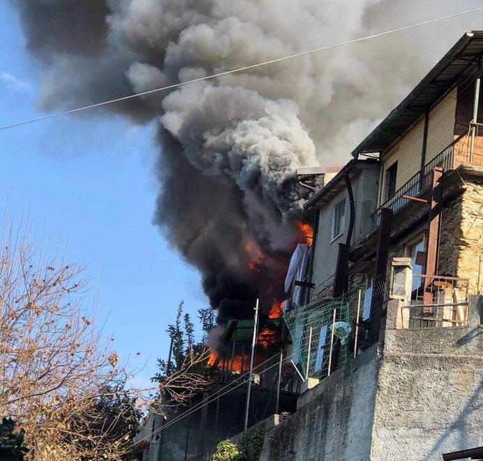 Fiamme a Pariana, anziana salvata dal vicino 