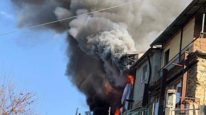 Fiamme a Pariana, anziana salvata dal vicino