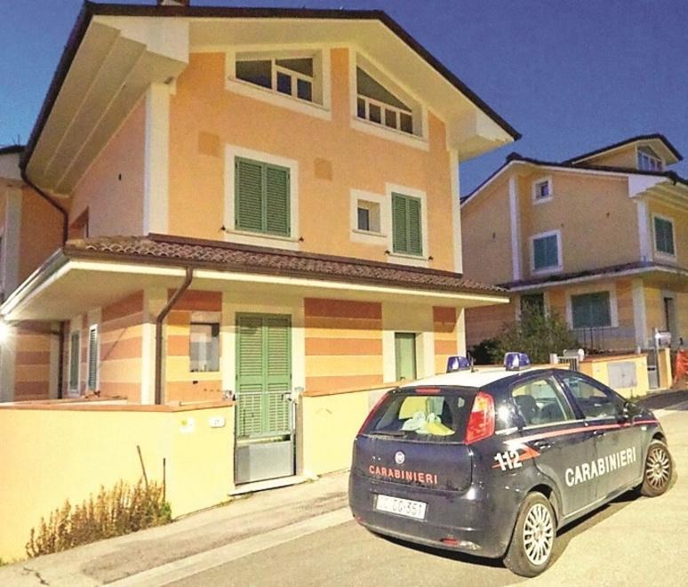 I carabinieri davanti alla villetta di via Pascoli (FOTO SESTINI)