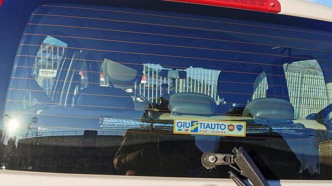 Tergicristalli spezzati alle auto nei parcheggi del centro storico