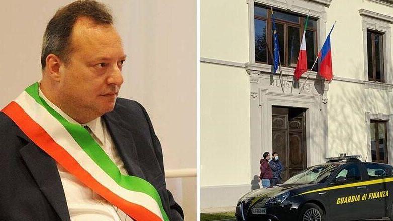 L’ex sindaco Massimo Bandini e a destra un’auto della Finanza parcheggiata davanti alla sede del Comune di San Vincenzo (FOTO BARLETTANI)