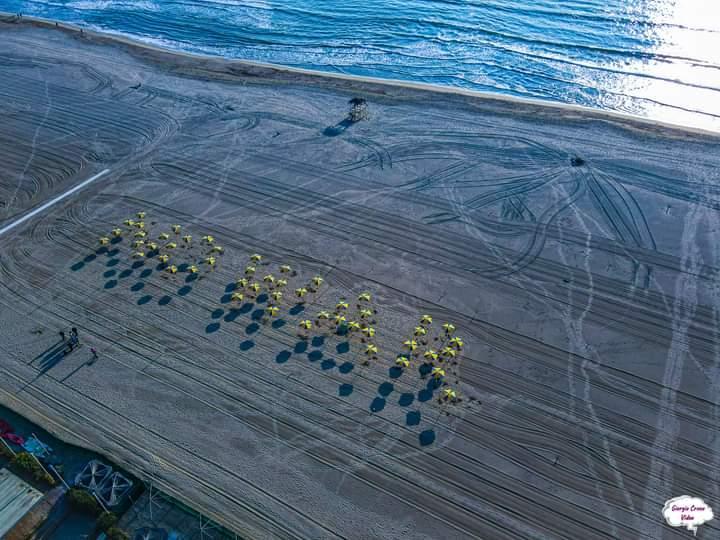 Versilia, sulla spiaggia di Lido ecco il messaggio contro la guerra scritto con gli ombrelloni