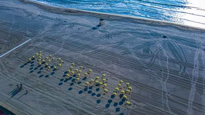 Versilia, sulla spiaggia di Lido ecco il messaggio contro la guerra scritto con gli ombrelloni