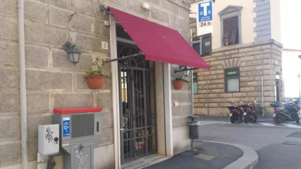 Distruggono la vetrata del bar Odeon e rubano in tabaccheria, la titolare: "Il terzo furto da inizio anno"