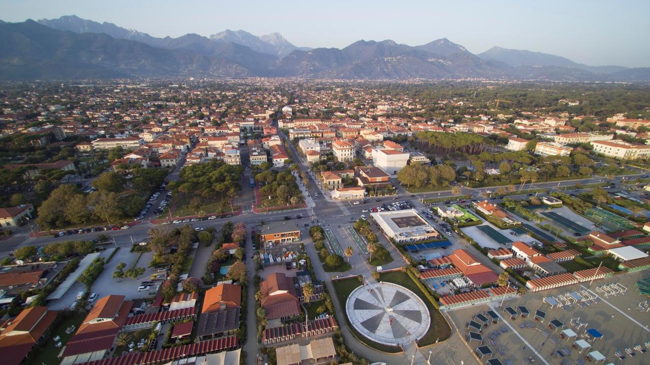 La proposta del segretario del circolo Pd Camaiore: «Comune unico per rendere più forte la Versilia»