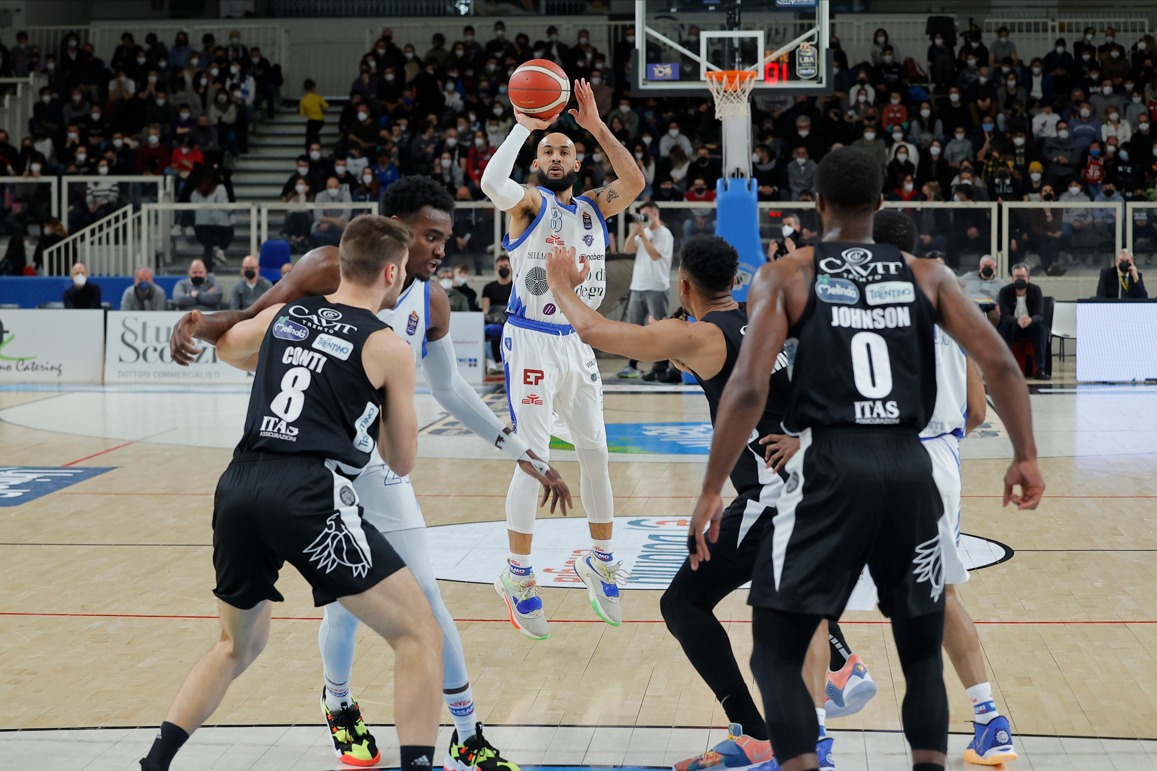 Basket, una super Dinamo sbanca Trento