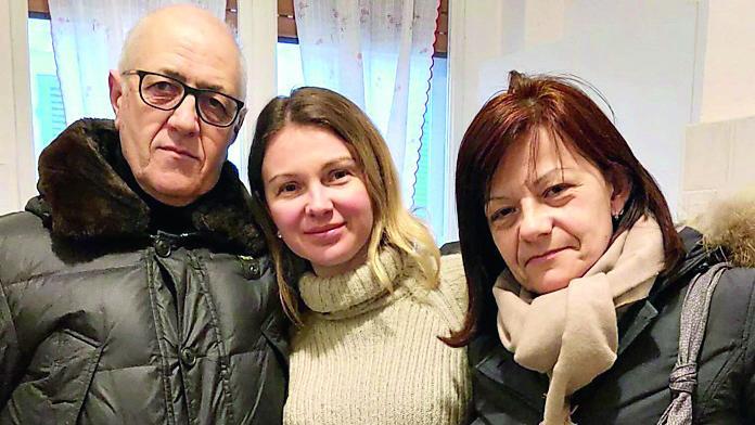 Alina è tornata dopo 26 anni da Pietro e Luciana. Con lei i figli e i parenti