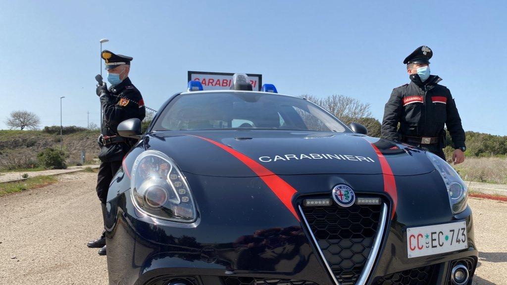 Alla guida senza patente non si ferma all'alt dei carabinieri, un denunciato a Dolianova