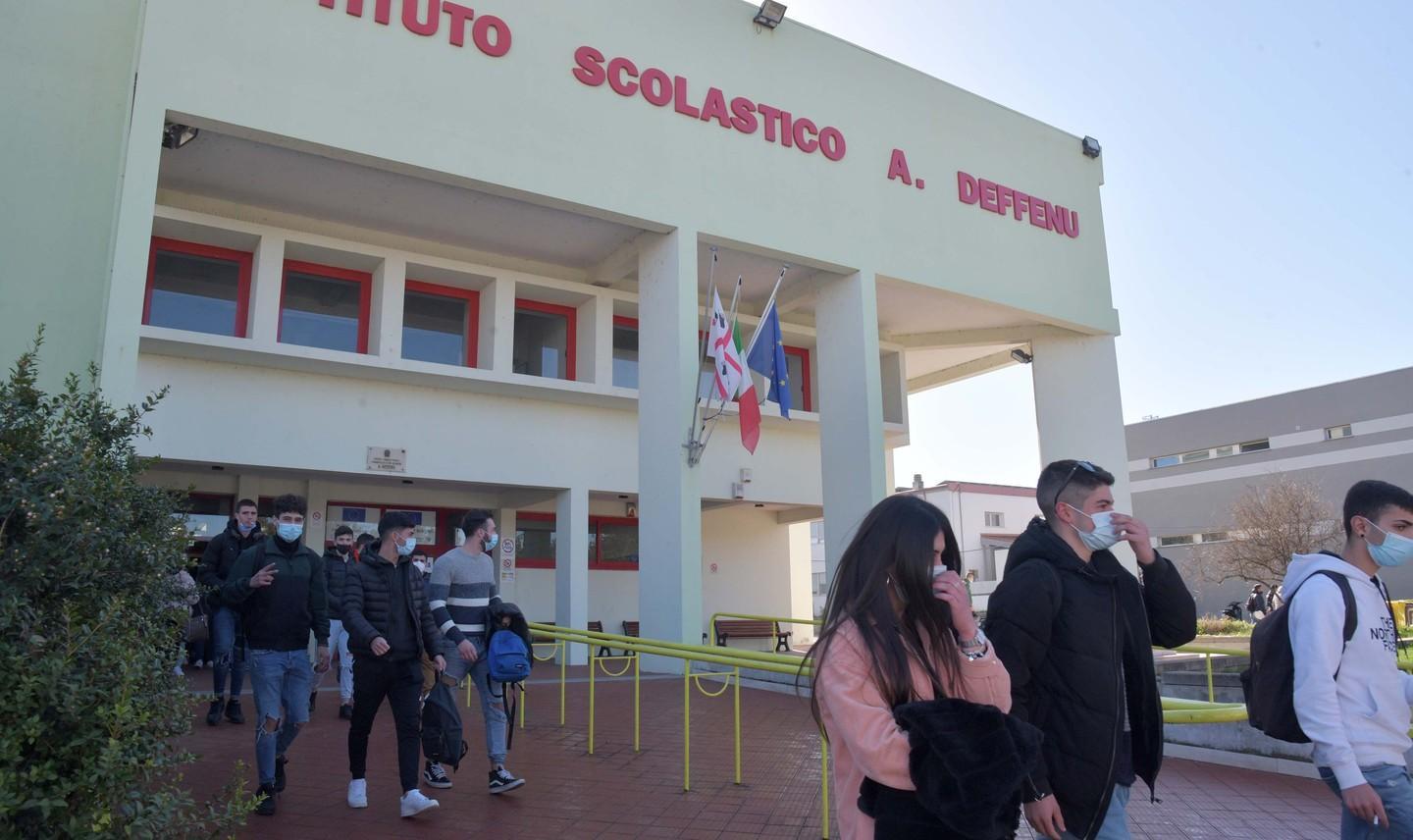 All’istituto Deffenu le iscrizioni al corso serale per geometri 