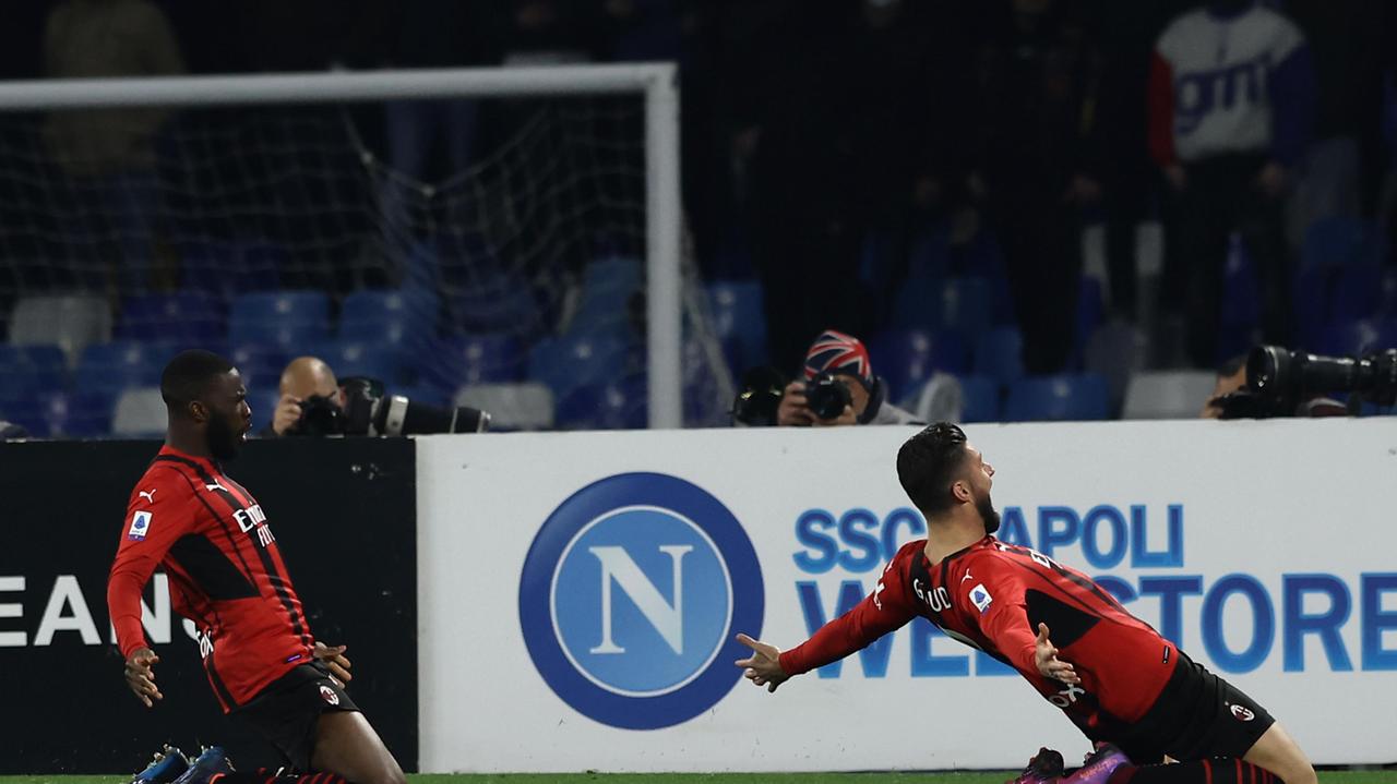 Giroud esulta dopo il gol, dietro di lui Tomori
