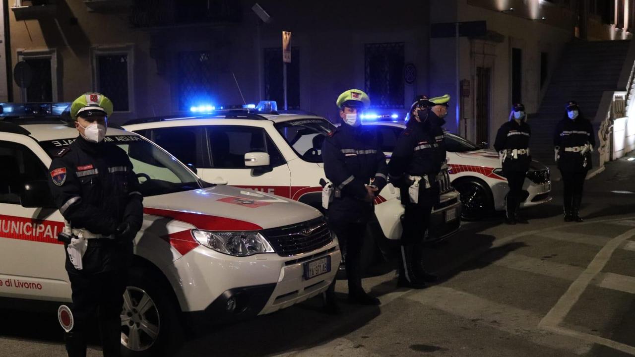 Le pattuglie della polizia municipale venerdì notte di fronte al palazzo del Comune. A sinistra l’ispettore Fabio Calvelli